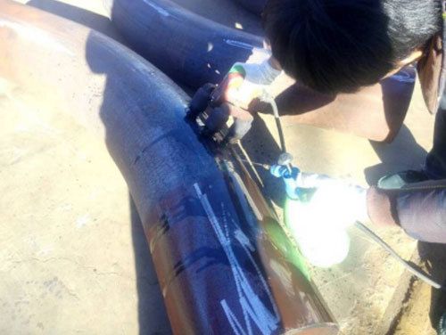 检测人员进行磁粉检测