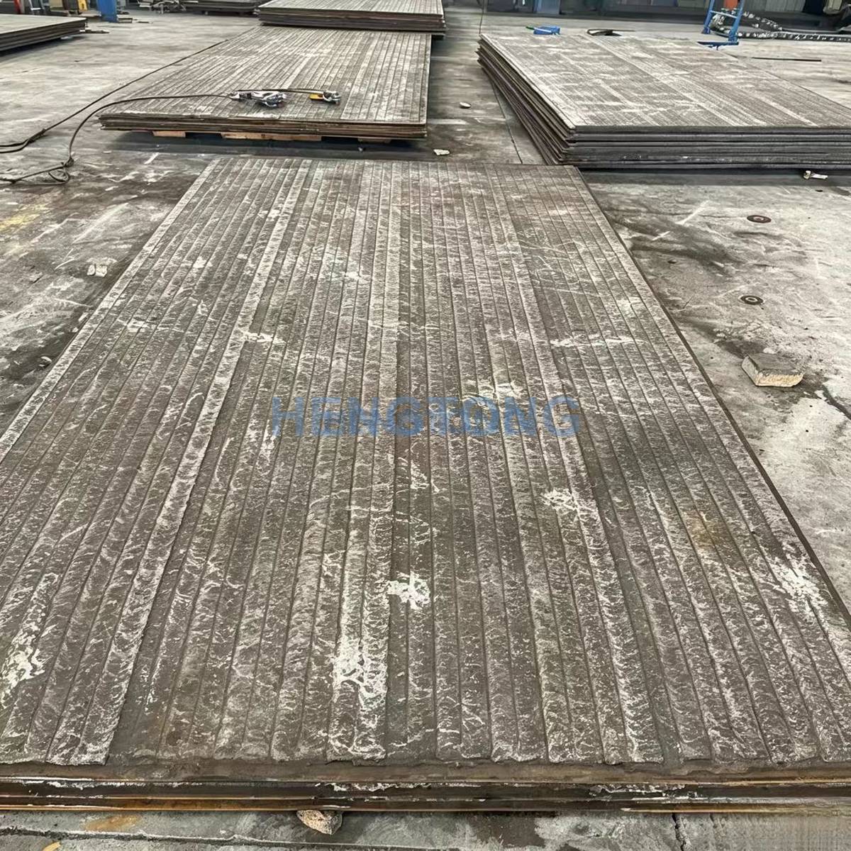 Wear-resistant overlay plate